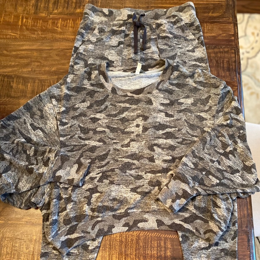 Joie Kyan Camo jogger set